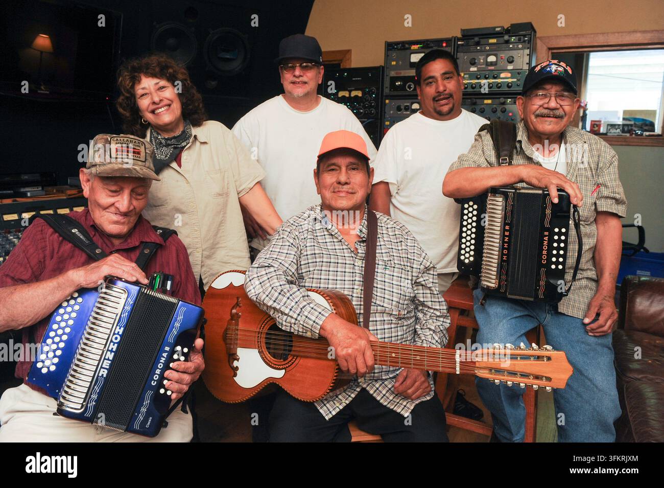 Porträt der amerikanischen Conjunto-Gruppe Los Pinkys im Public Hi-Fi, Austin, Texas, am 12. April 2013. (Foto von John Anderson/The Austin Chronicle) Stockfoto