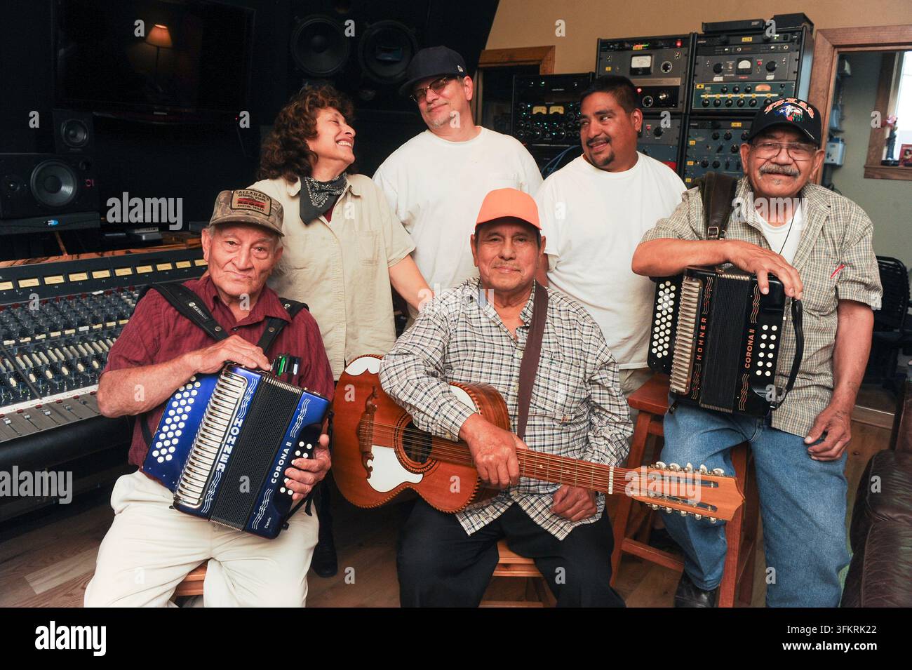 Porträt der amerikanischen Conjunto-Gruppe Los Pinkys im Public Hi-Fi, Austin, Texas, am 12. April 2013. (Foto von John Anderson/The Austin Chronicle) Stockfoto
