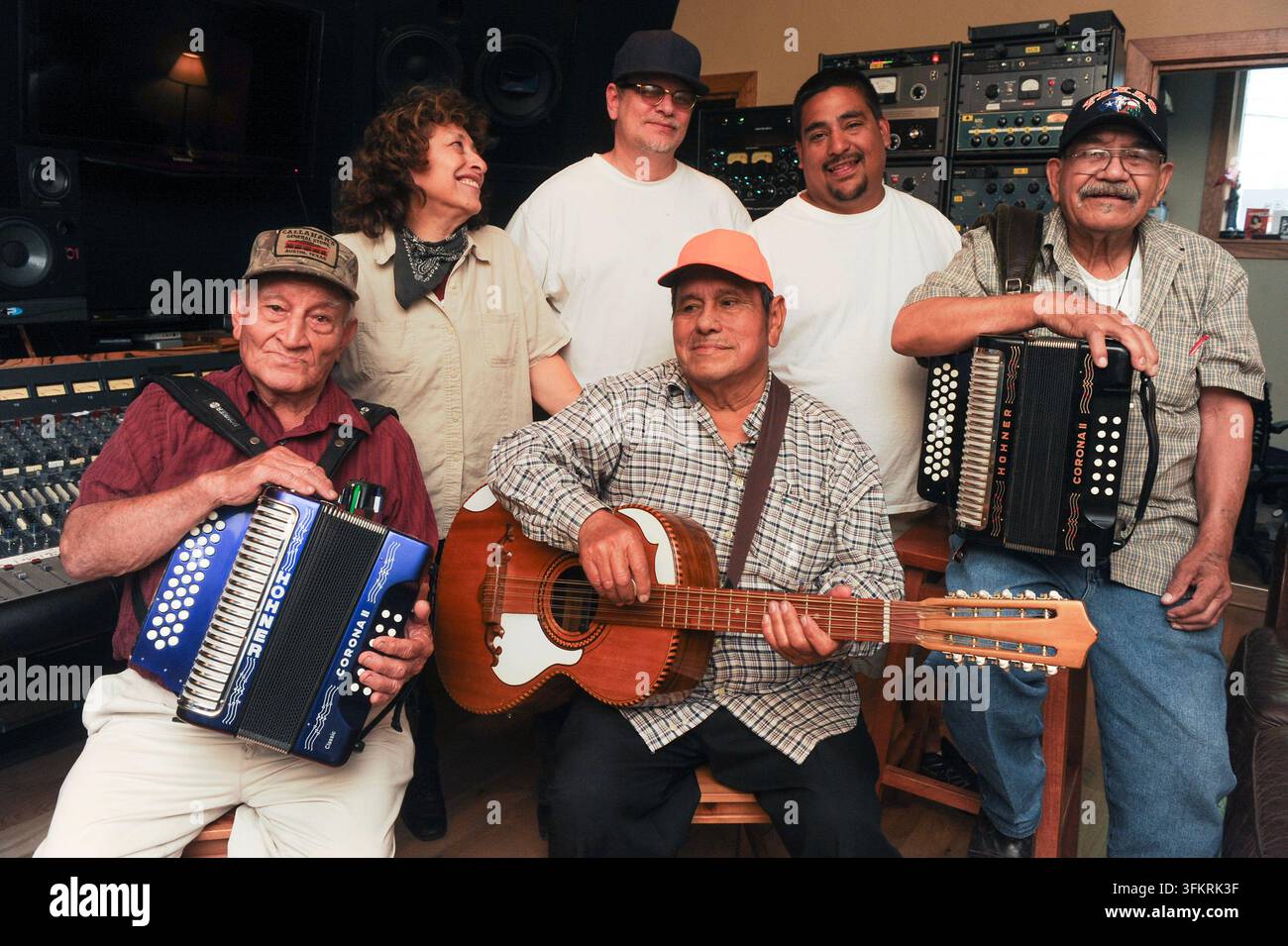 Porträt der amerikanischen Conjunto-Gruppe Los Pinkys im Public Hi-Fi, Austin, Texas, am 12. April 2013. (Foto von John Anderson/The Austin Chronicle) Stockfoto