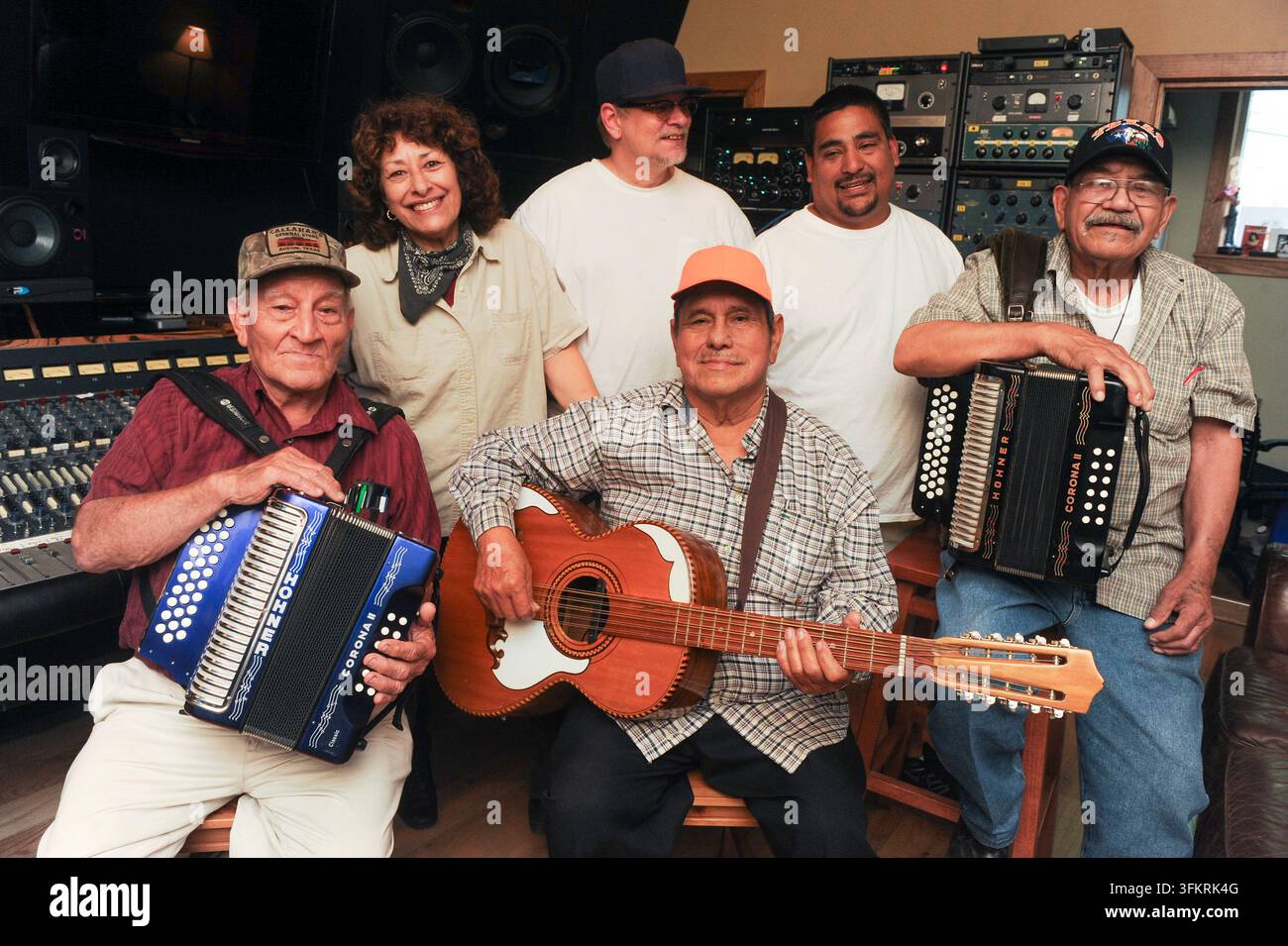 Porträt der amerikanischen Conjunto-Gruppe Los Pinkys im Public Hi-Fi, Austin, Texas, am 12. April 2013. (Foto von John Anderson/The Austin Chronicle) Stockfoto