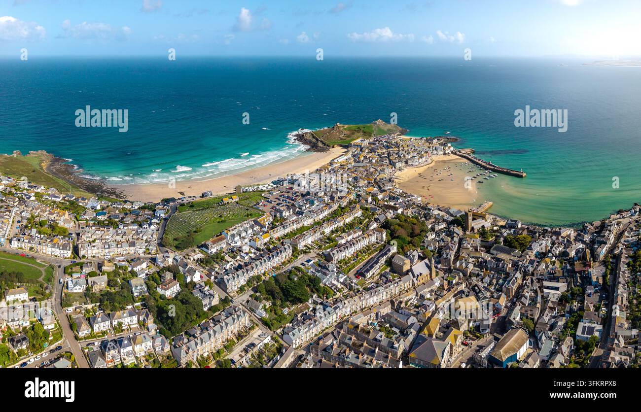 Eine Luftpanorama-Landschaft der beliebten Touristenstadt St Ives in Cornwall, UK, mit Strandhäusern und Ferienhäusern, die auf den Hafen blicken Stockfoto