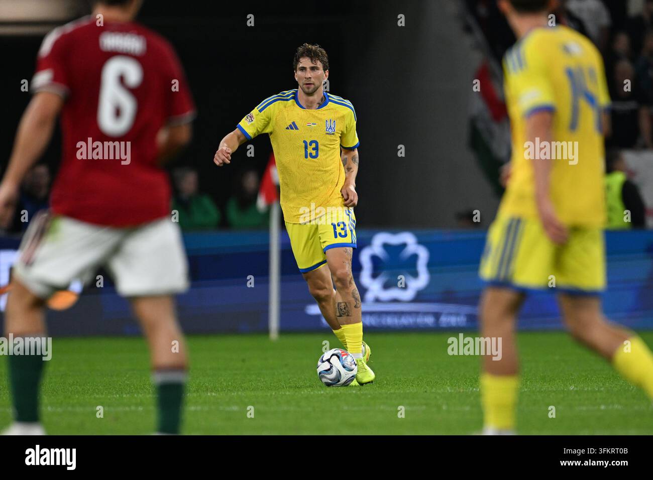 IPA88970599 - Illia Zabarnyi (Ukraine) während der Nations League-Gruppensphase, Spieltag 1, zwischen Ungarn und Ukraine am 26. September 2026 in der Puskás Arena in Budapest, Ungarn Stockfoto