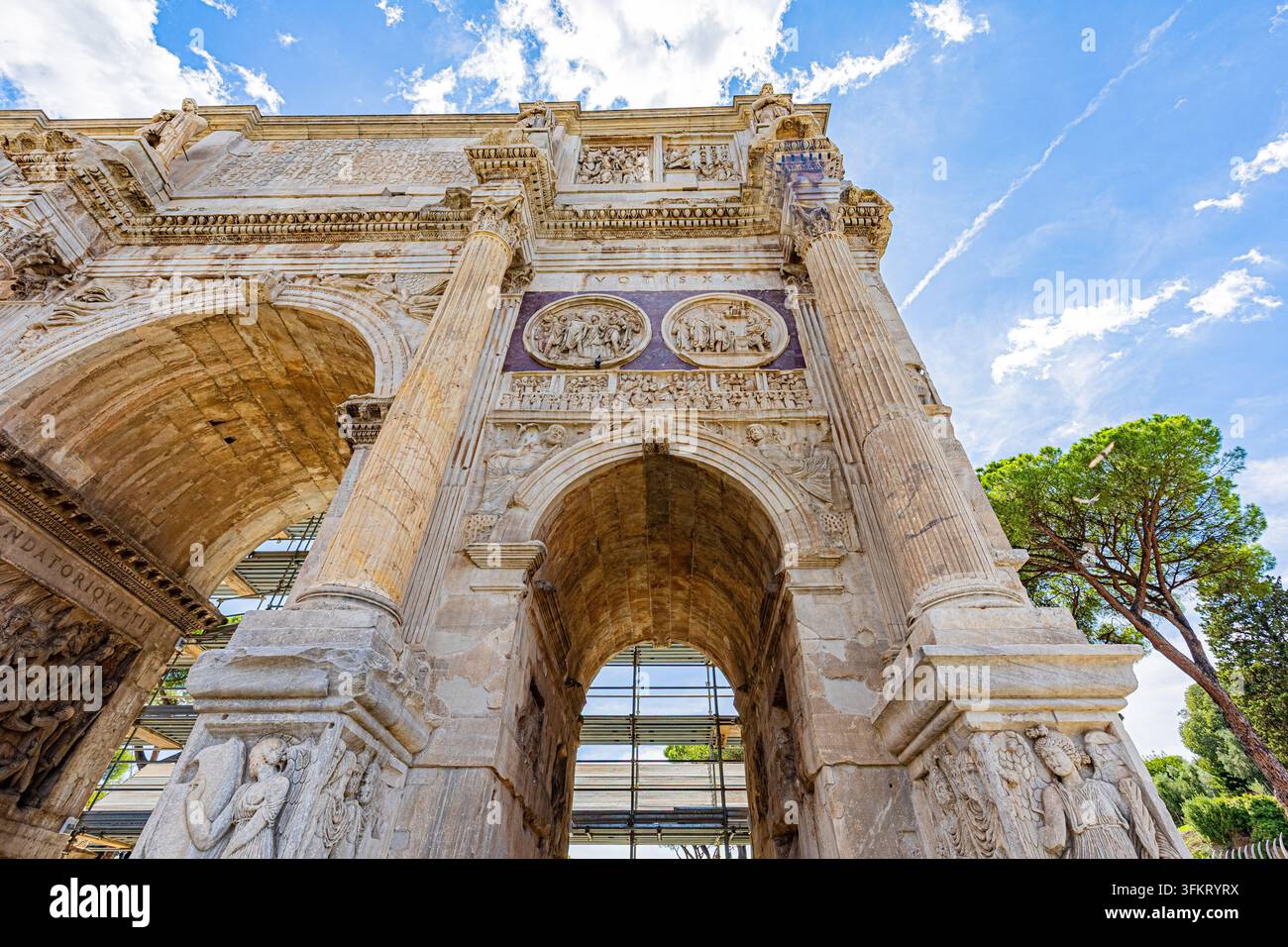 Monumentaler Marmorbogen mit geschnitzten Reliefs und Säulen in der Nähe des Kolosseums, Rom, Italien Stockfoto