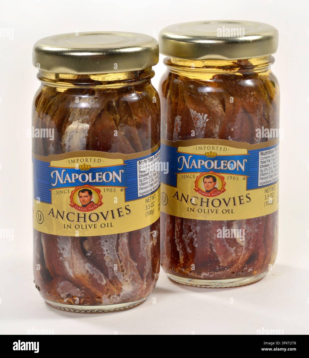 Willard, Missouri - 11. Dezember 2020: In Olivenöl eingelegte Sardellen. Produkt aus Peru, importiert von Napoleon Co., Seattle, Washington. Stockfoto