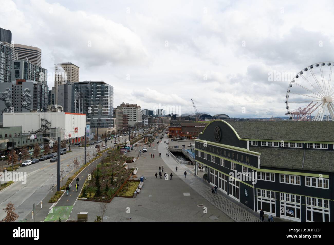 Luftbild der Seattles Ufergegend entlang des Alaskan Way, mit dem Seattle Aquarium, Straßen, Gebäuden und der Elliott Bay Stockfoto