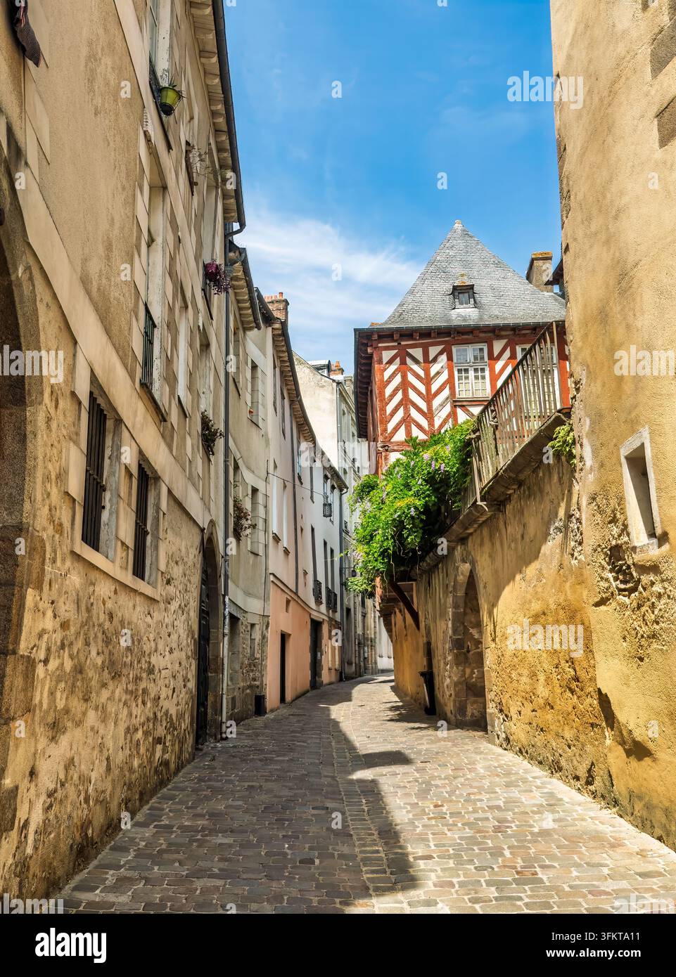 Rennes, Frankreich, Europa - 3. August 2026: Historische Innenstadt, Rue des Dames, Straße der Damen, ist eine schmale Straße, eher eine Gasse, mit mittelalterlichem Timb Stockfoto
