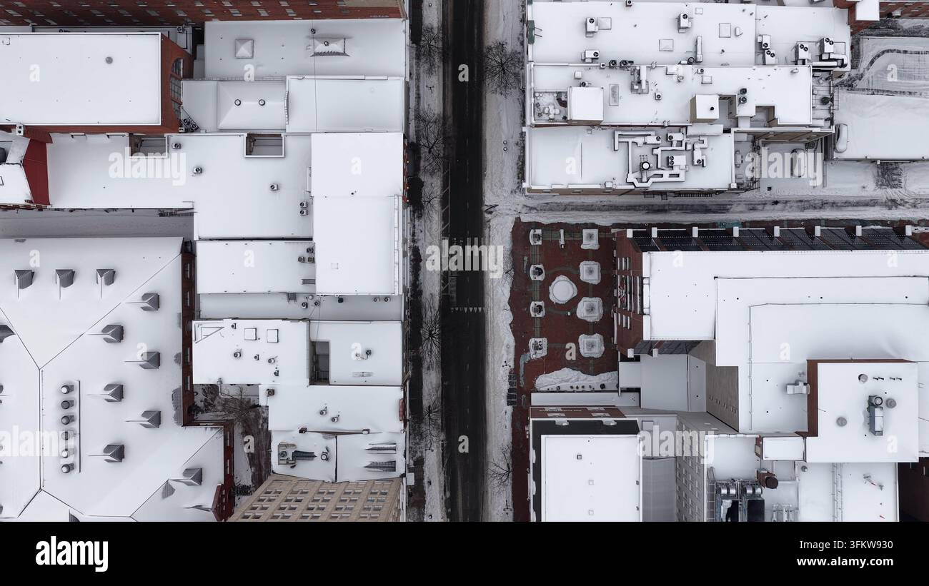Luftbild von schneebedeckten Dächern und einer ruhigen Straße im Stadtzentrum von Lancaster, Pennsylvania, Vereinigte Staaten. Stockfoto