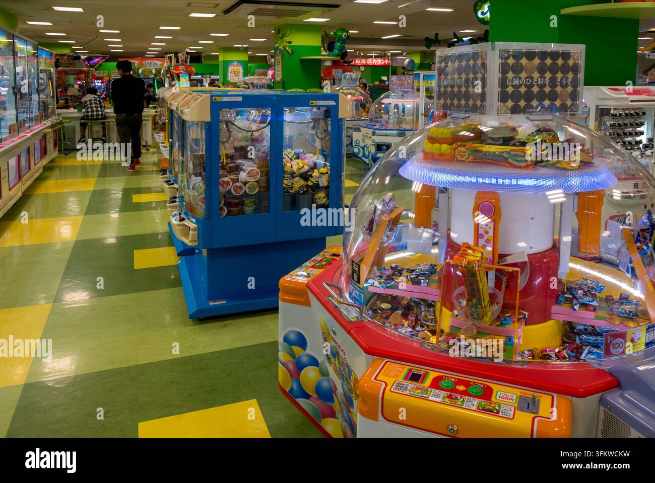 Innenraum eines japanischen Spielzentrums mit einer Vielzahl farbenfroher Münzautomaten zum Gewinnen von Preisen und Spielzeug in Japan. Stockfoto