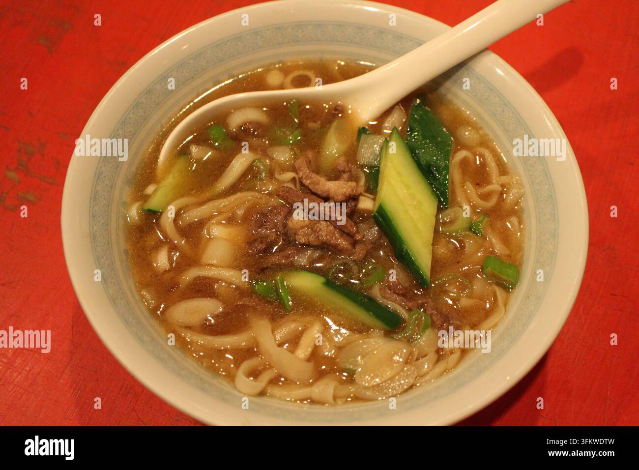 Mongolische Küche: Sholte Khool (mongolische Hammelnudelsuppe) Stockfoto