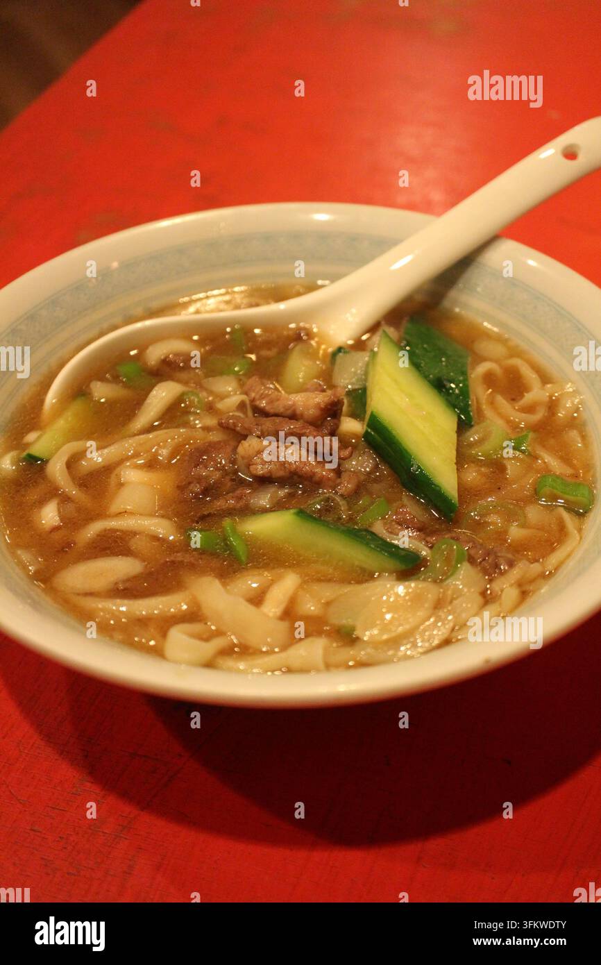 Mongolische Küche: Sholte Khool (mongolische Hammelnudelsuppe) Stockfoto