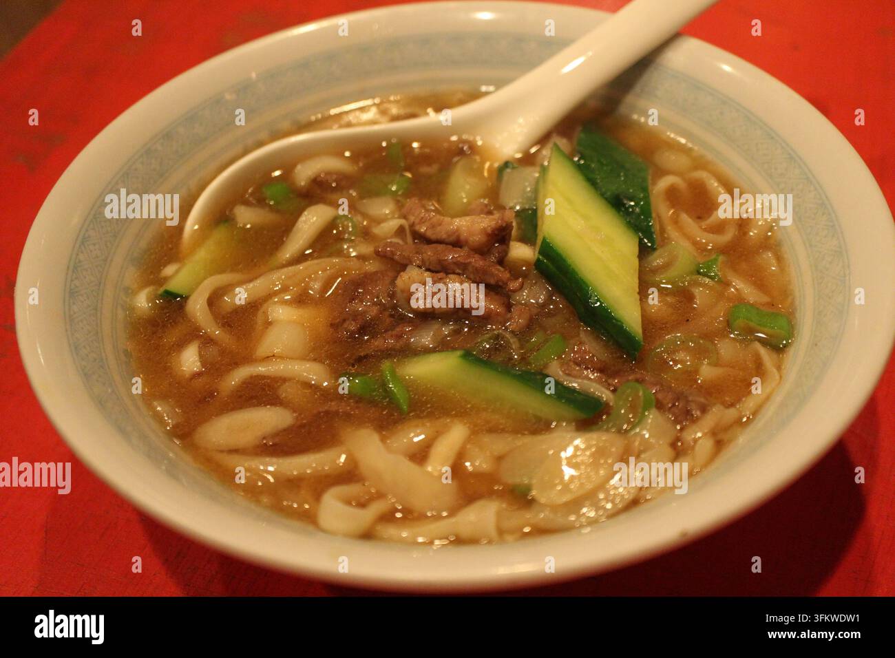 Mongolische Küche: Sholte Khool (mongolische Hammelnudelsuppe) Stockfoto