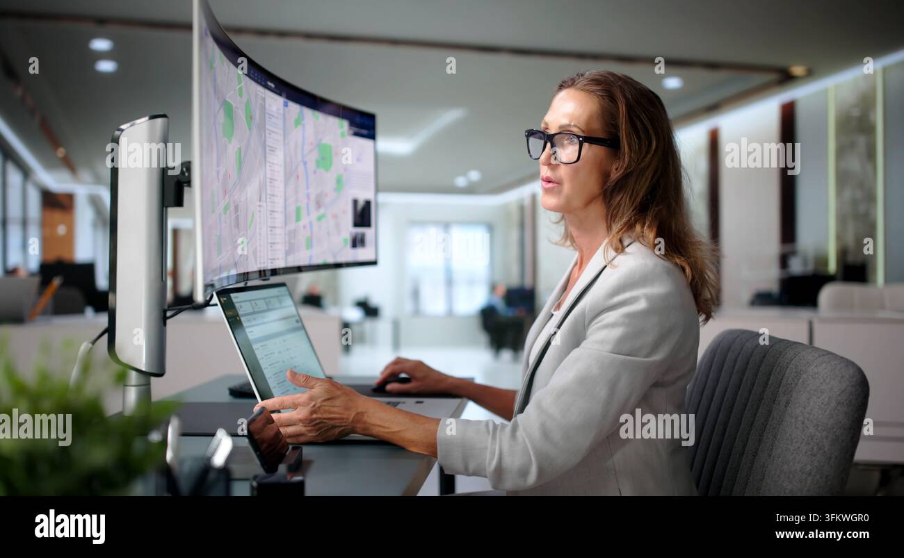 Kriminalanalyst studiert georäumliche Daten auf dem Computer für prädiktive Polizeiarbeit. Stockfoto