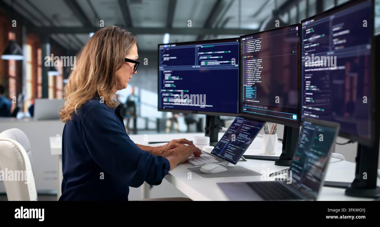 Software-Entwickler programmiert sichere interaktive Programme auf dem Laptop aus der Ferne. Stockfoto