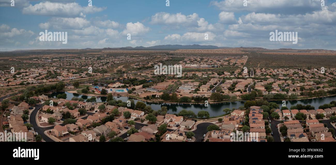 Luftbild von Häusern rund um den Sahuarita Lake in Sahuarita, Arizona, mit Vorstadtvierteln, Wüstenland und fernen Bergen. Stockfoto