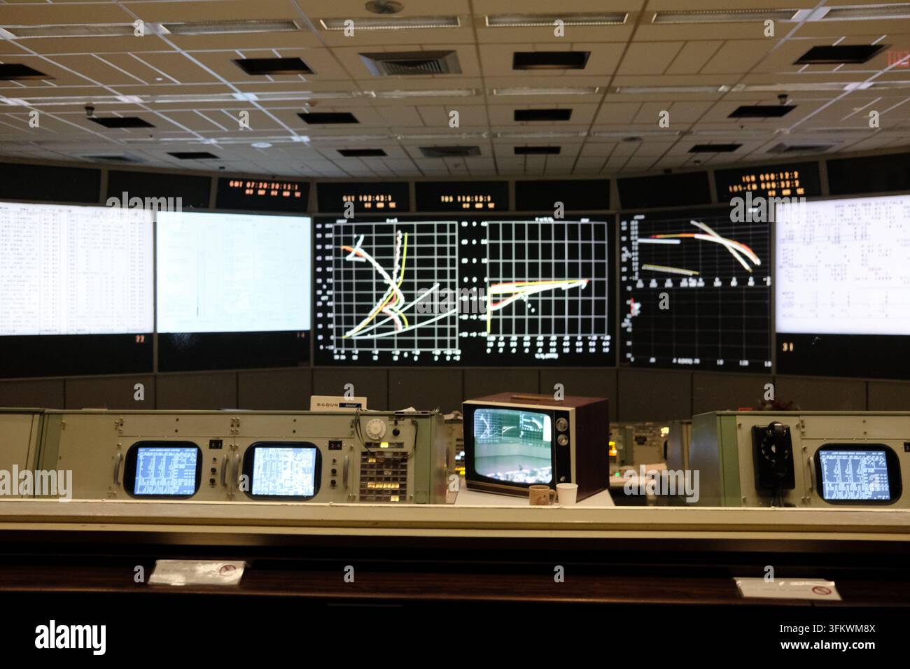 HOUSTON, TEXAS - 30. JANUAR 2024: Der restaurierte Missions-Leitstand aus der Apollo-Ära im Johnson Space Center. Stockfoto