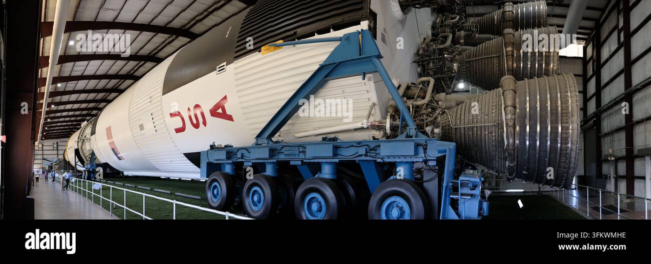 HOUSTON, TEXAS - 30. JANUAR 2024: Die getrennten Stufen einer Saturn-V-Rakete, die entlang eines Ausstellungsgebäudes aufgestellt sind. Stockfoto