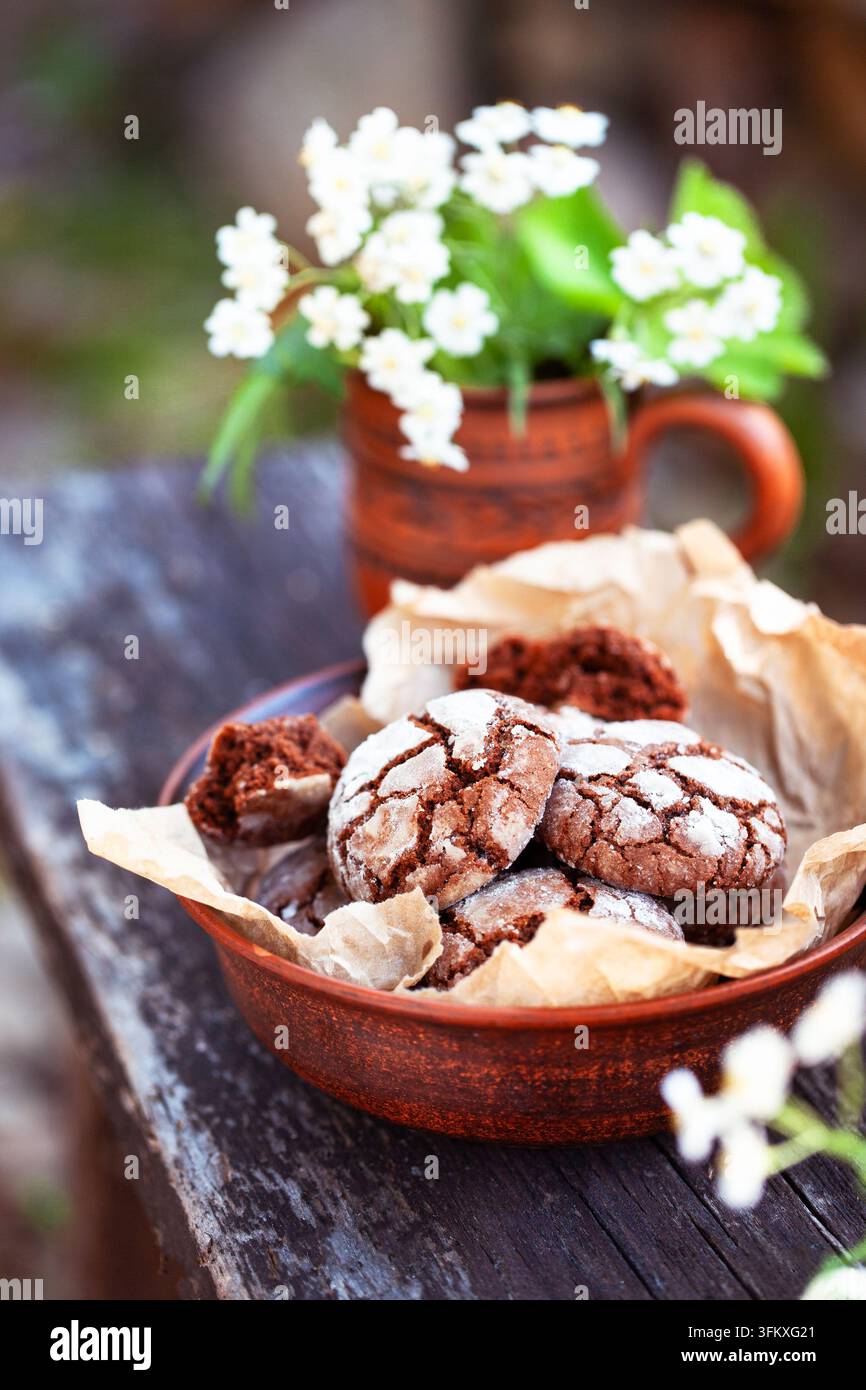 Hausgemachte Schokolade Crinkles Cookies, Outdoor Hintergrund, Nahaufnahme Stockfoto