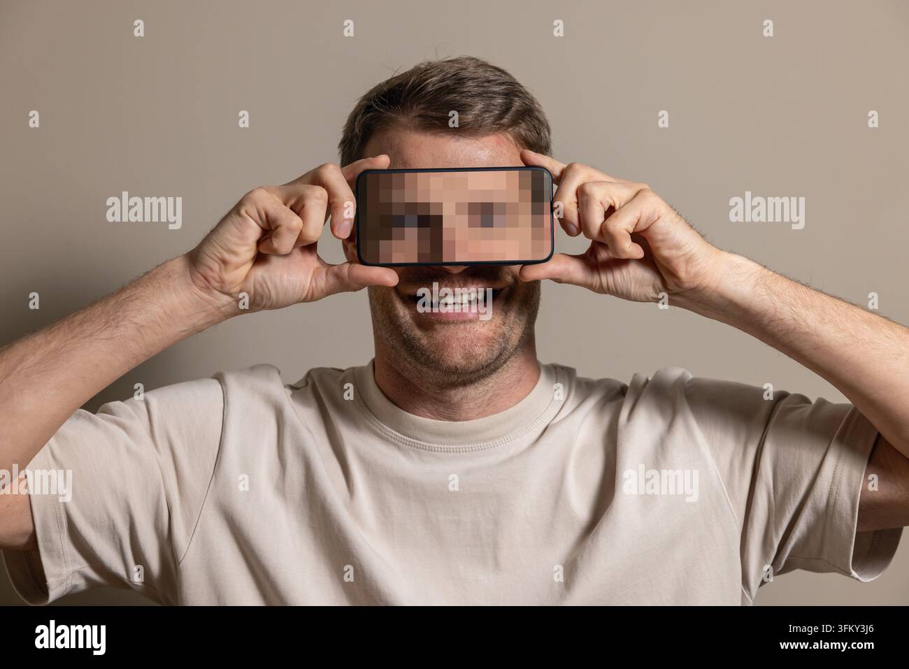 Anonymes Identität und digitales Datenschutzkonzept mit durch ein Telefon verdecktem Gesicht Stockfoto