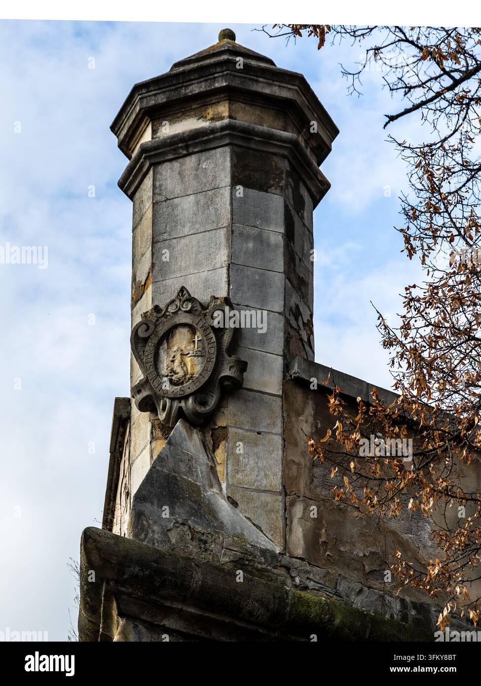 Dachgeschützter Wachturm an der historischen Burgmauer neben dem Lubomirski-Schloss in Rzeszow, Polen. Stockfoto