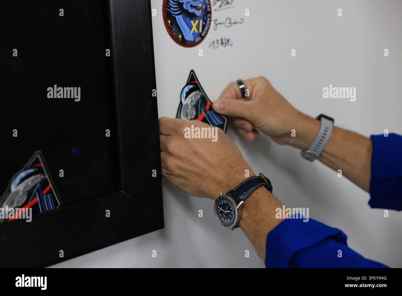 Artemis-II-Besatzung ziert die Wand und das Abzeichen beim Ausstieg, Kennedy Space Center, Florida, 30. März 2026 Stockfoto