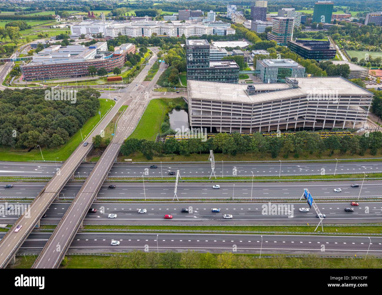 Utrecht, Niederlande – 13. September 2026: Luftaufnahme des Utrecht Science Park mit modernen Bürogebäuden, einer großen Parkstruktur und Grünflächen Stockfoto