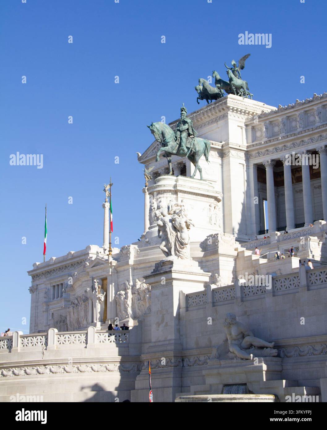 Reiterdenkmal von König Viktor Emanuel II am Altare della Patria (Denkmals Vittorio Emanuels II) auf der Piazza Venezia in Rom, Italien Stockfoto