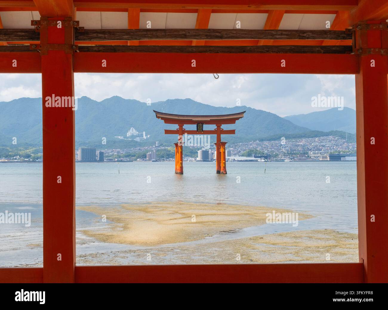Torii-Tor in Itsukushima, einer Insel im westlichen Teil des Inlandmeers von Japan, im Nordwesten der Hiroshima-Bucht. Es ist allgemein bekannt als Stockfoto