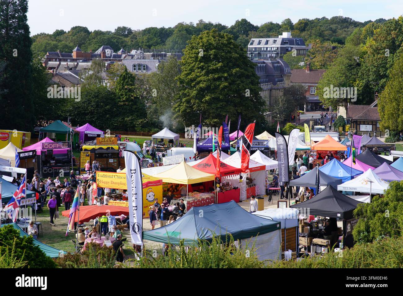 Bunte Essensstände und Menschenmassen auf dem Food Festival in Royal Tunbridge Wells, England. Stockfoto