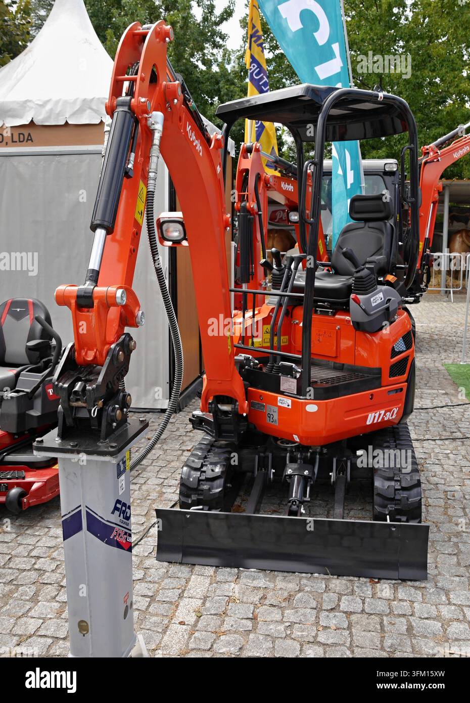 Orange Kubota U17-3? Mini-Bagger zeigt einen hydraulischen Brecher auf einer gepflasterten Oberfläche Stockfoto