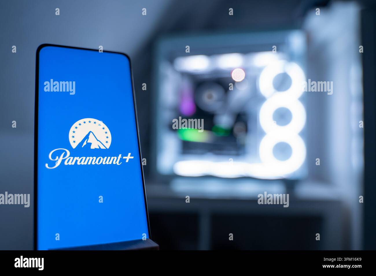 Das Paramount Plus-Logo, das die Marke repräsentiert, wird vor einem RGB-beleuchteten Gaming-PC gezeigt, 19.01.2026. Stockfoto