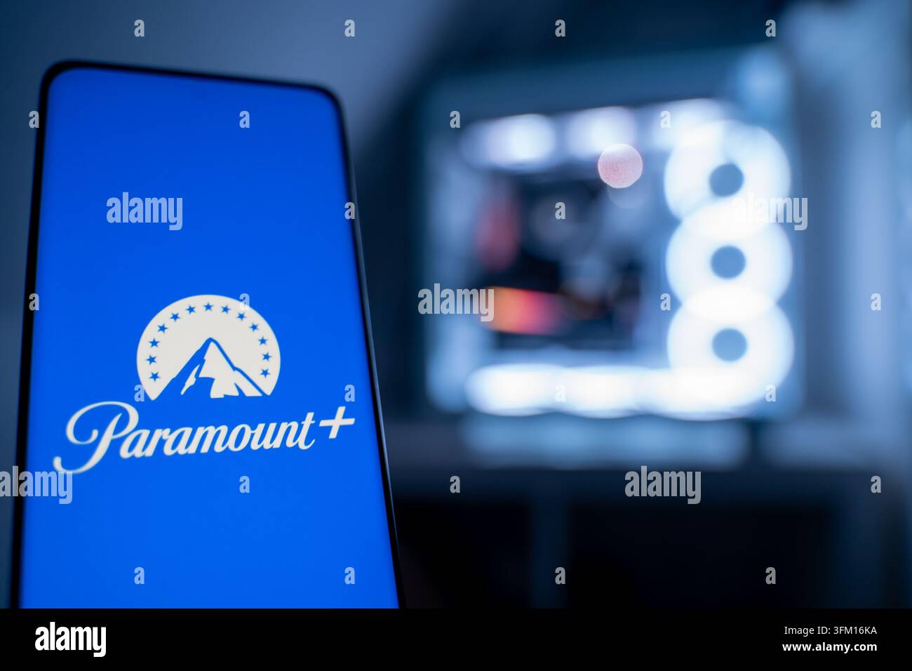 Das Paramount Plus-Logo, das die Marke repräsentiert, wird vor einem RGB-beleuchteten Gaming-PC gezeigt, 19.01.2026. Stockfoto