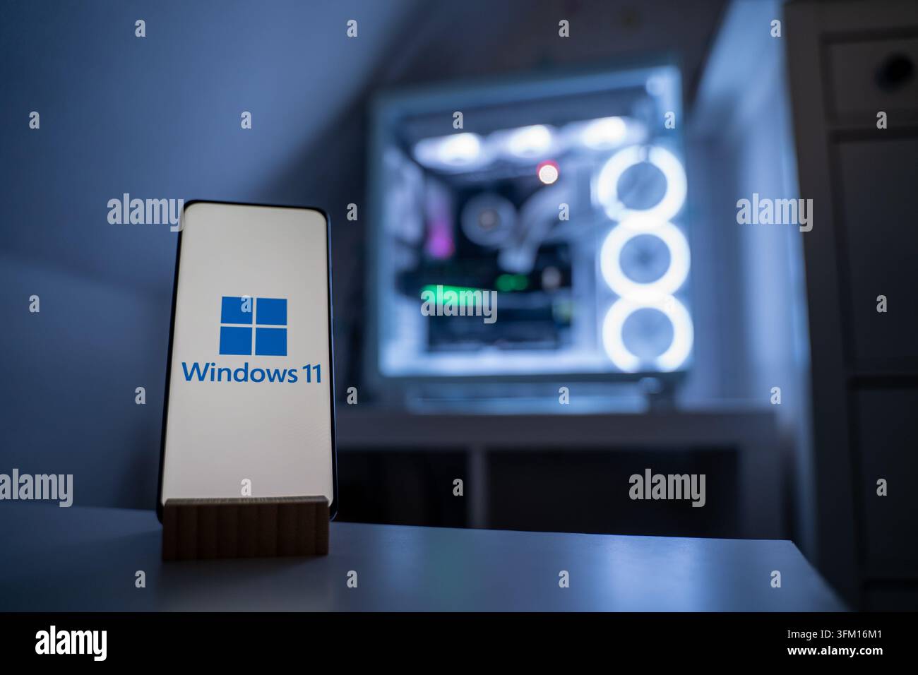 Das Windows 11-Betriebssystem-Logo wird vor einem Computer angezeigt. Viele Benutzer wechseln, da Microsoft den offiziellen Support für Sicherheits- und Funktionsupdates für Windows 10 eingestellt hat. 24.01.2026. Stockfoto