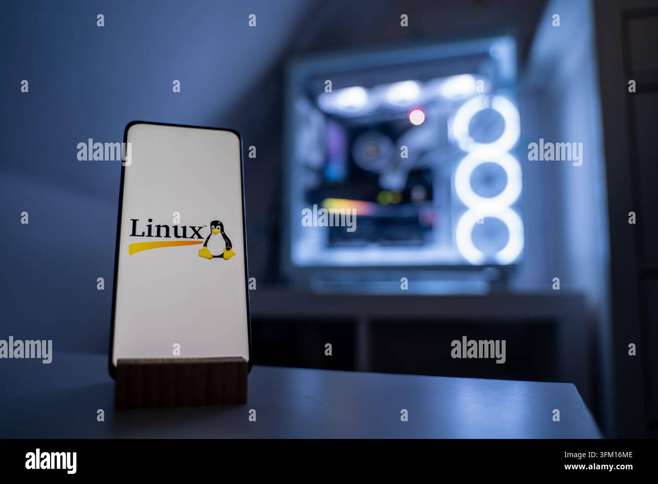 Das Linux-Logo wird vor einem Computer angezeigt. Linux ist ein kostenloses Betriebssystem mit Open-Source-Code und eine Alternative für Benutzer, deren Computer die Anforderungen von Windows 11 nicht erfüllen. 24.01.2026. Stockfoto