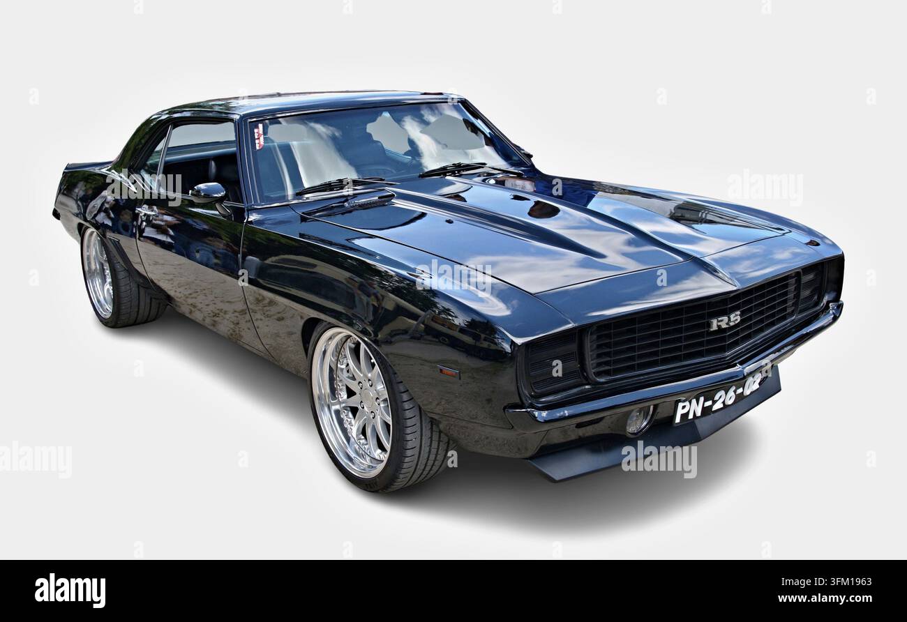 Schwarzer Chevrolet Camaro RS Vintage-Muscle-Car, das Kraft und klassisches Automobildesign zur Schau stellt Stockfoto