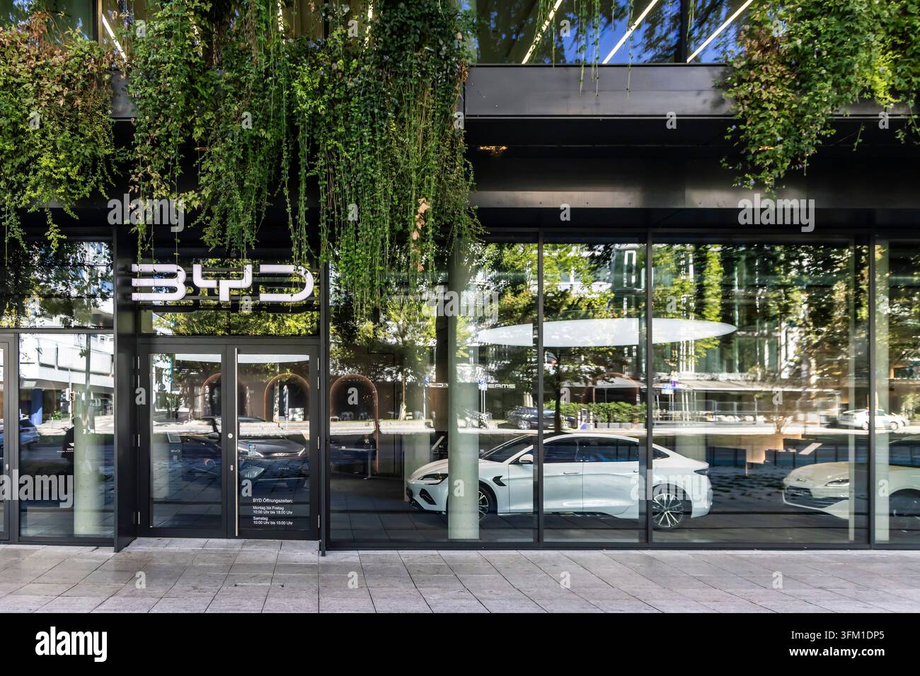 BYD Autohandel Stuttgart mit Logo an der Fassade. Blick auf den Showroom und den Verkaufsraum der Niederlassung des chinesischen Automobilherstellers. Stuttgart, Baden- Stockfoto