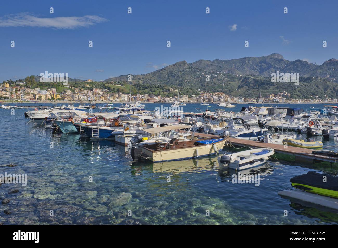 Kleiner Bootshafen in Giardini Naxos nahe Taormina in Sizilien, Italien, mit blauem Himmel Stockfoto