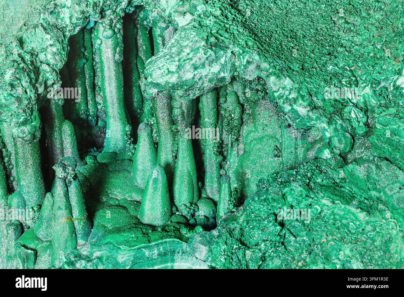Hintergrund aus natürlichem Mineral - Oberfläche des natürlichen Fasermalachitgesteins Nahaufnahme Stockfoto