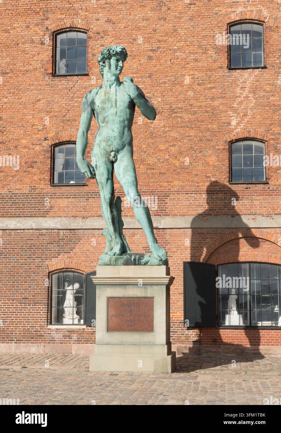 Bronze-Replik von Michelangelos Statue von David, die außerhalb der Königlichen Gussammlung am Toldbodgade 40 in Kopenhagen, Dänemark, steht Stockfoto