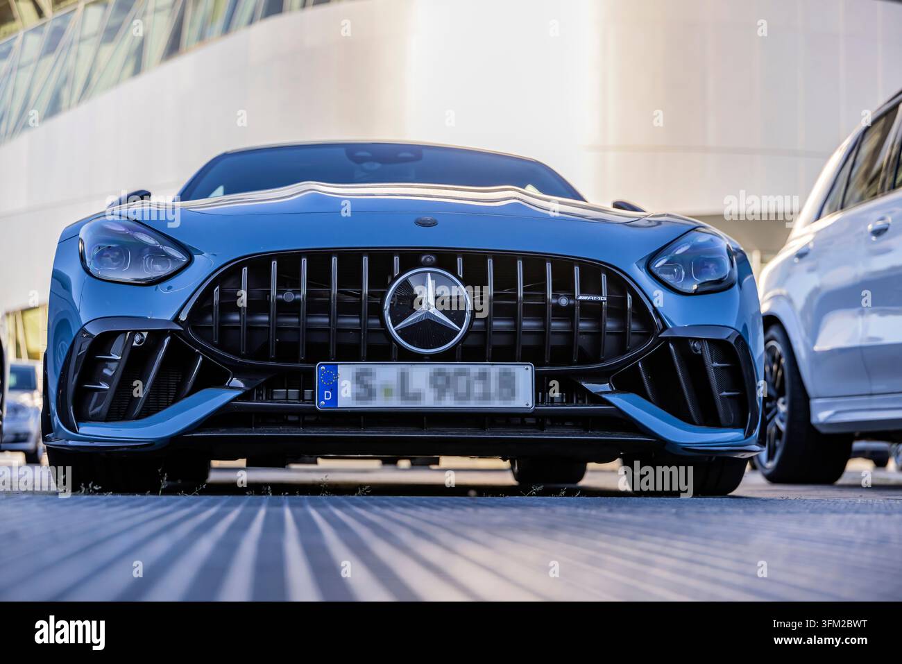 Mercedes-Benz AMG GT Mercedes Benz Niederlassung in Stuttgart. Stuttgart, Baden-Württemberg, Deutschland Stockfoto