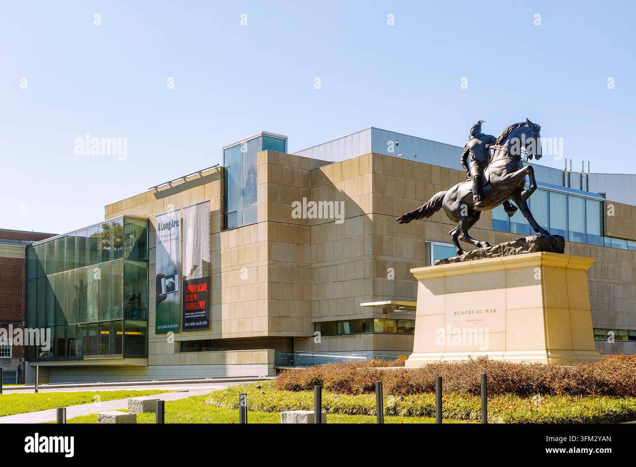 Virginia Museum of Fine Arts (VMFA) mit dem Denkmal „Rumors of War“ in Richmond, Virginia, USA Stockfoto