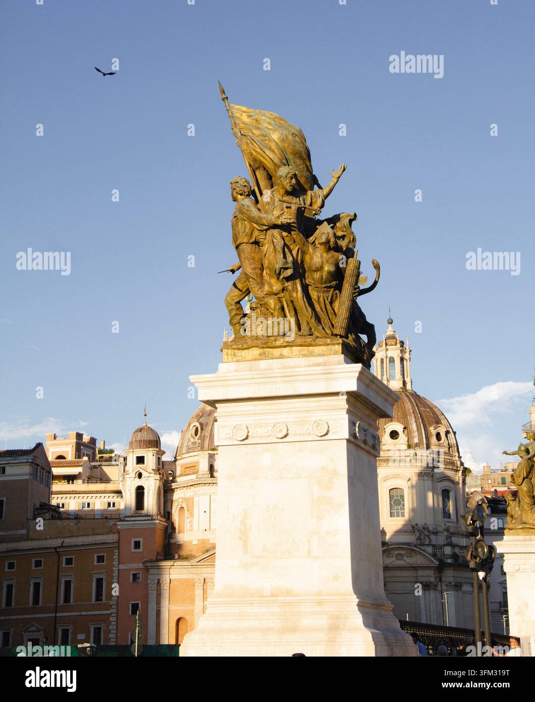 eine Bronzeskulptur mit dem Titel "L'Azione" (Aktion), die sich auf dem berühmten Viktor-Emmanuel-II-Denkmal (Vittoriano) in Rom befindet Stockfoto