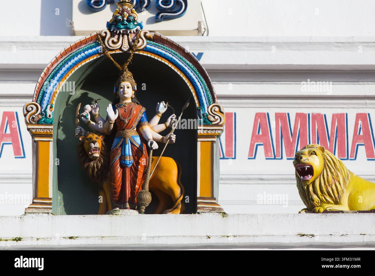 Statuen der Göttin Durga und des Löwen im Shri Kanaga Thurkkai Amman Tempel in Ealing, London, die von Gläubigen als göttlicher Beschützer verehrt werden. Stockfoto