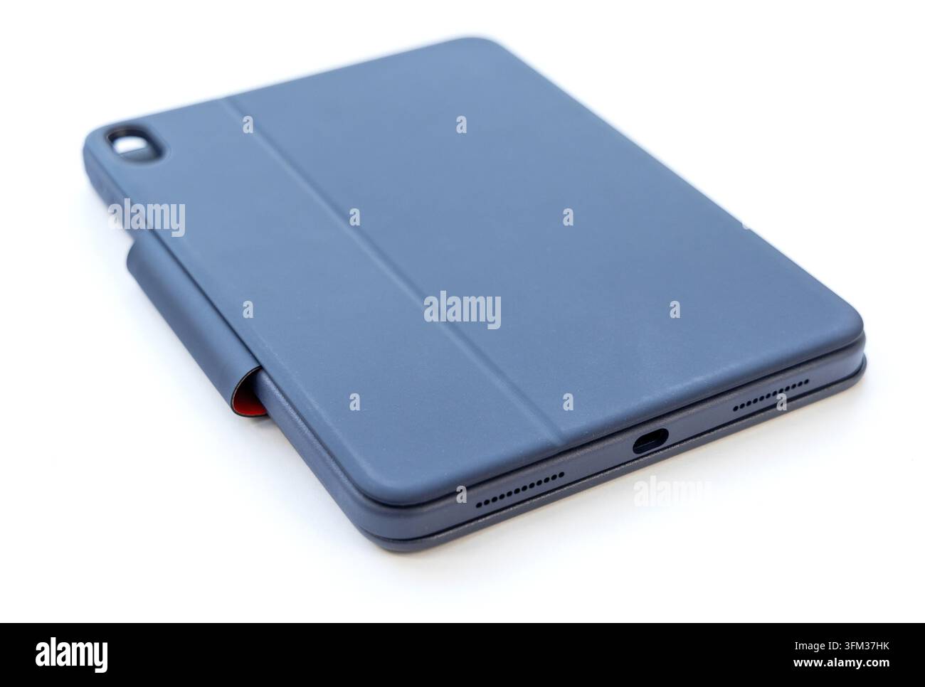 Ein geschlossener Schutzkoffer enthält ein kleines elektronisches Tablet im Inneren Stockfoto
