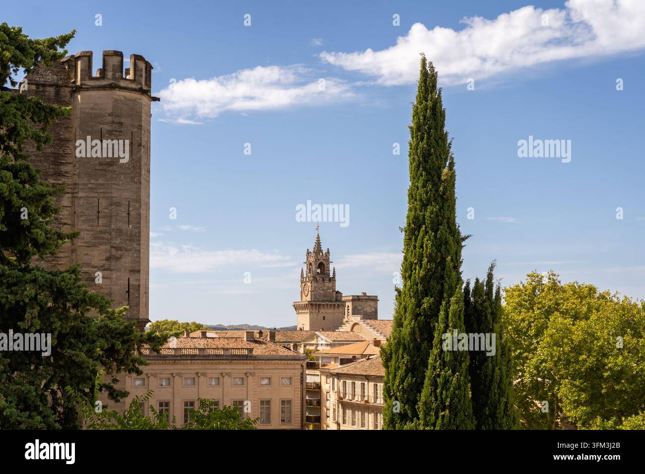 Historische Türme und mittelalterliche Architektur im Zentrum von Avignon, Provence, Frankreich Stockfoto