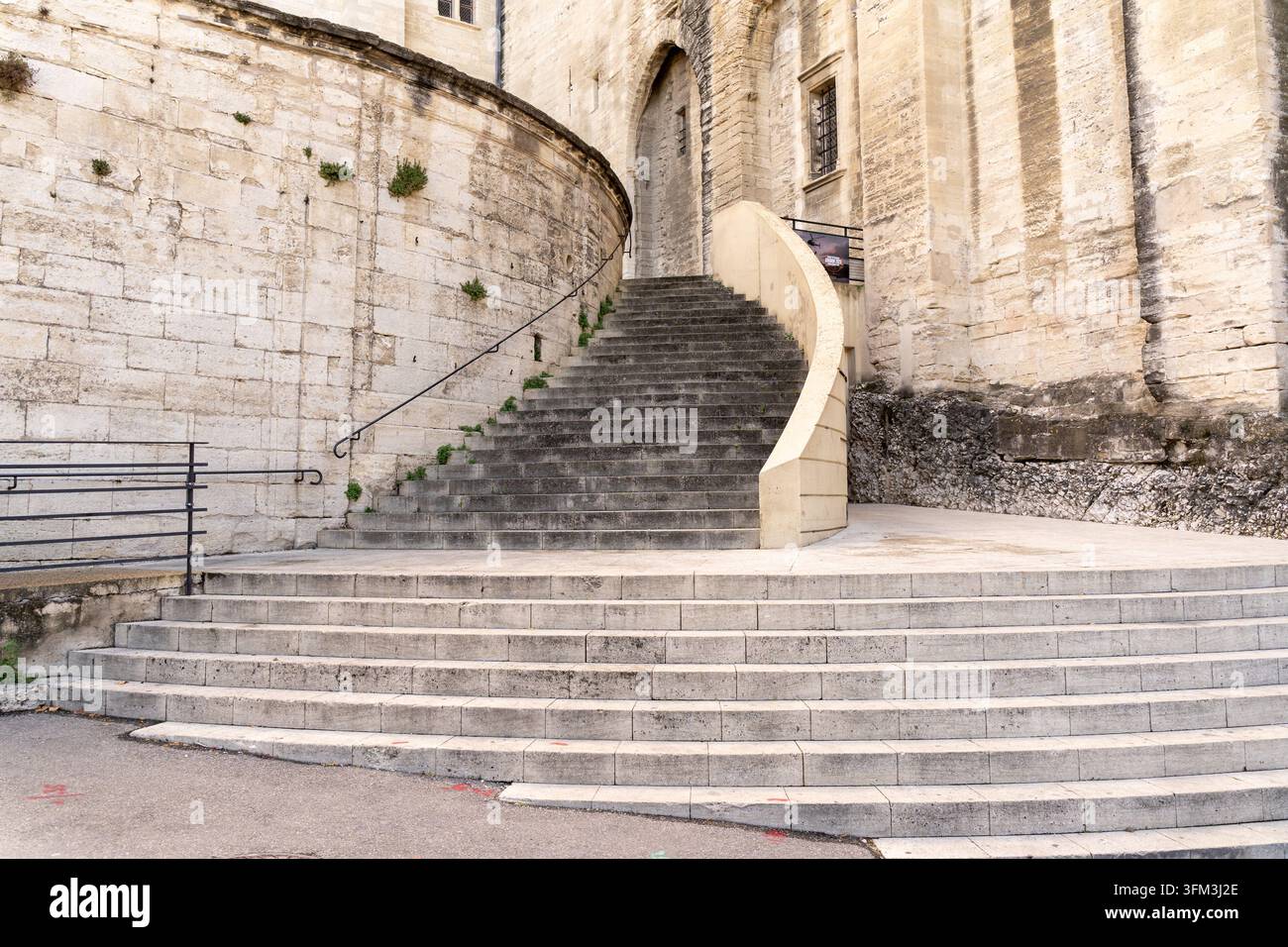 Steintreppe neben dem Palais des Papes im historischen Zentrum von Avignon, Frankreich Stockfoto