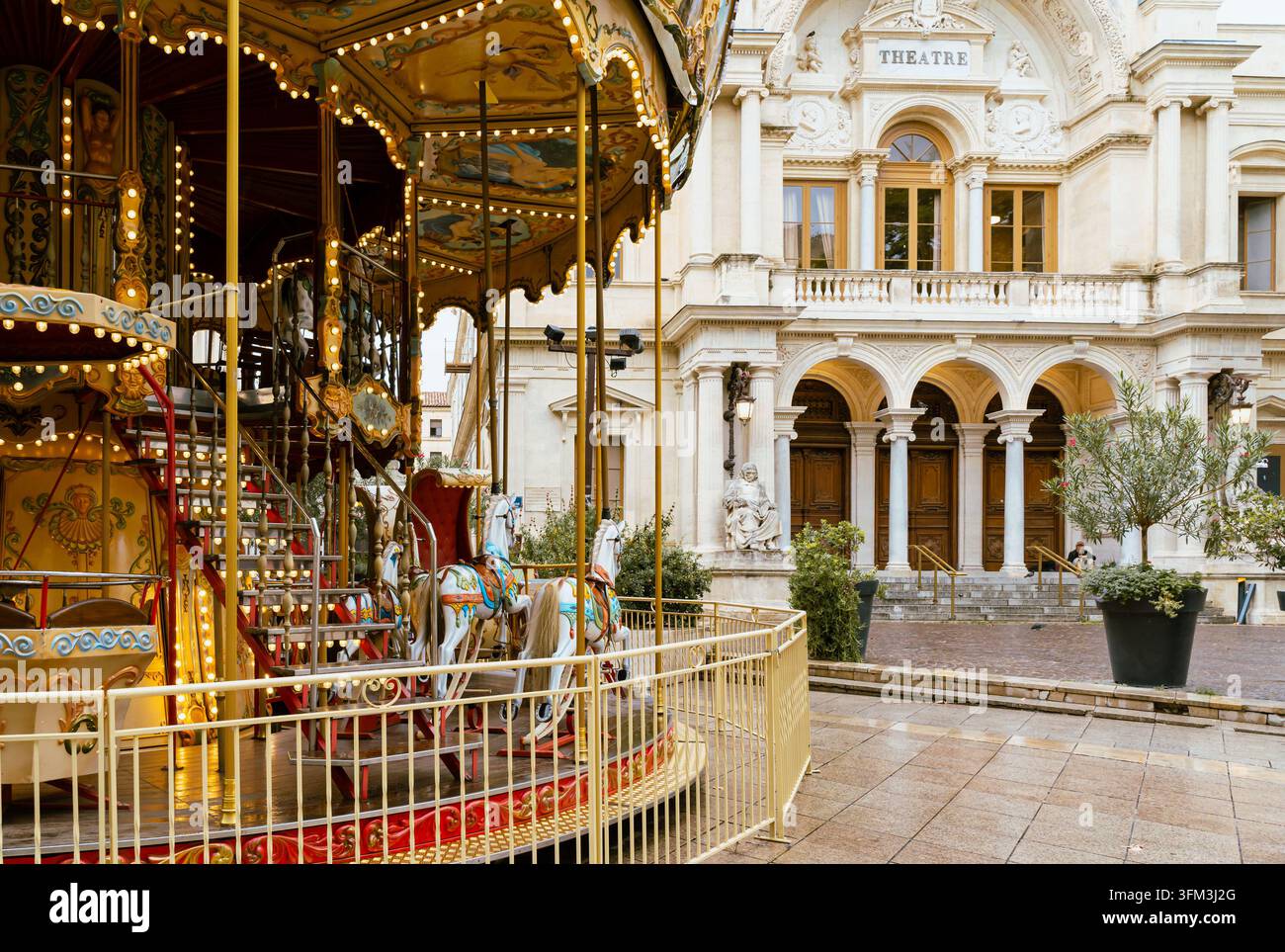Traditionelles Karussell neben der Oper im historischen Zentrum von Avignon, Frankreich Stockfoto