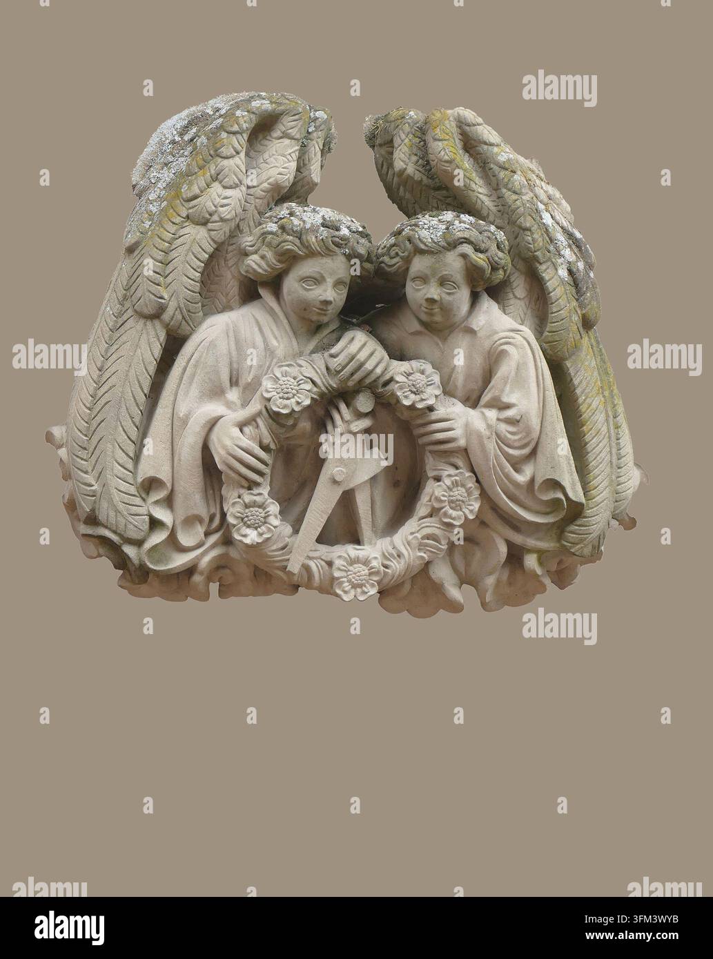 HEIDELBERG, DEUTSCHLAND - 26. MAI 2025 - Steinskulptur zweier Engel, die einen Blumenkranz über einer Holztür eines religiösen Gebäudes halten Stockfoto