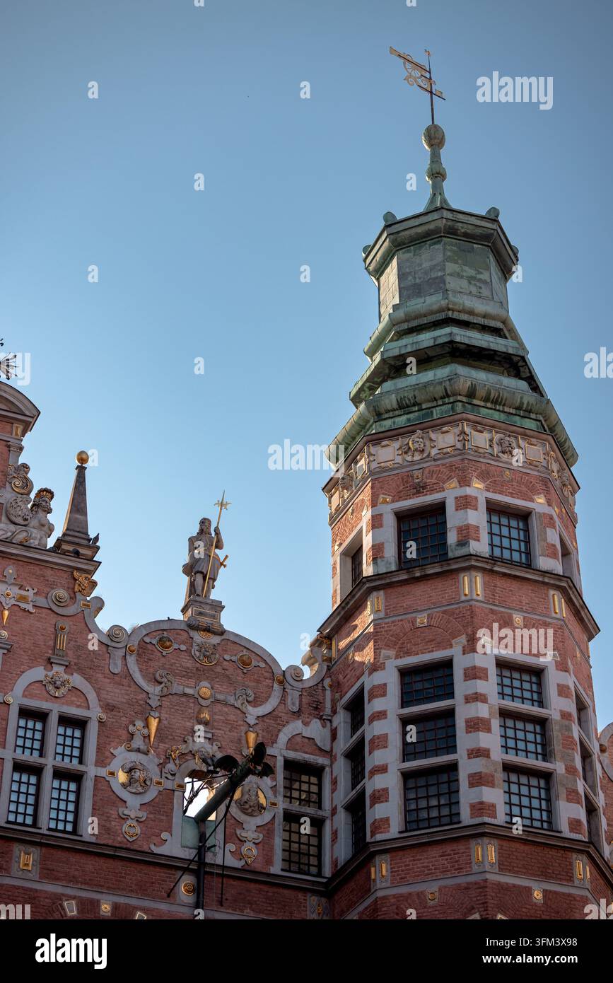 Dekorativer Eckturm der Großen Waffenkammer erhebt sich über seiner aufwendigen Ziegel Fassade. Stockfoto