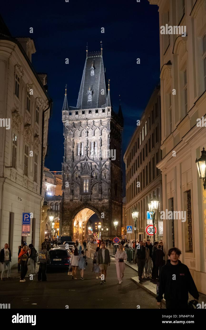 Der beleuchtete gotische Pulverturm erhebt sich über Fußgänger und Verkehr in der Prager Altstadt bei Nacht. Prag, Tschechische Republik – 26. September 2026. Stockfoto