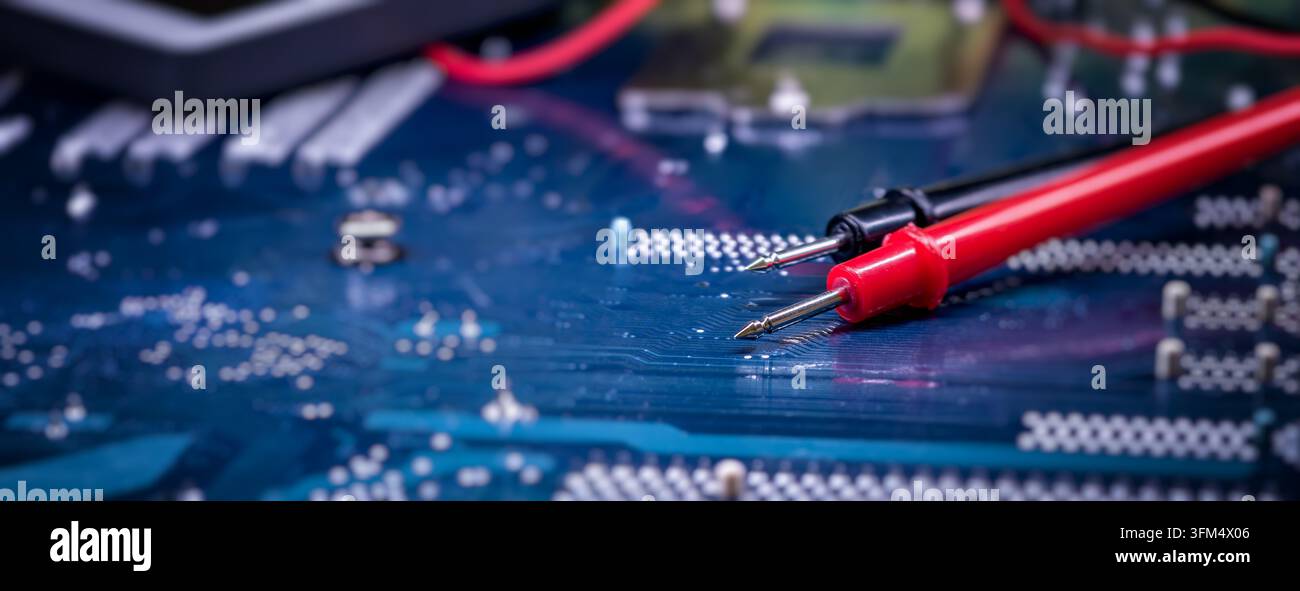 Computer-Motherboard-Inspektion mit Präzisionsmultimeter-Sonden für Elektronikingenieurwesen, Reparatur und Qualitätskontrolle Stockfoto